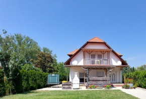 Ferienwohnung mit Pool direkt am See